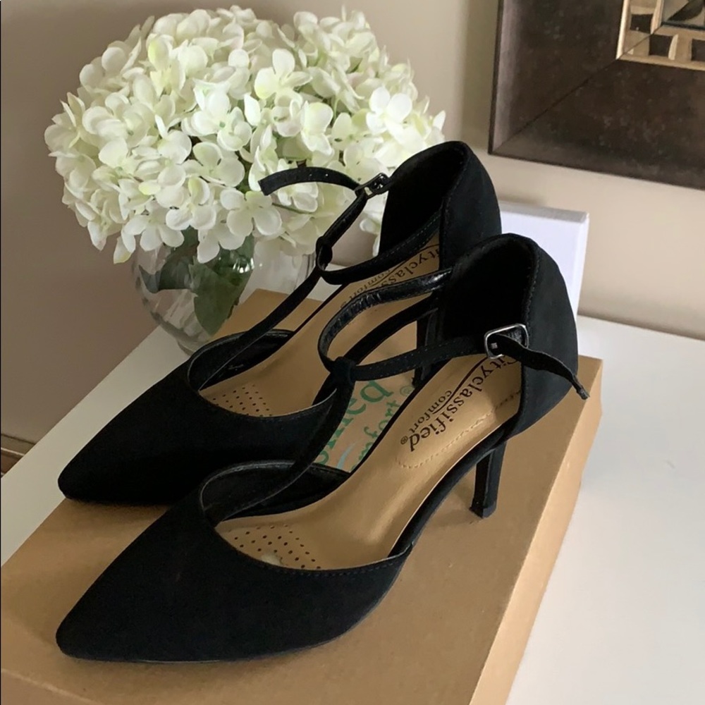 Black pointed toes heels